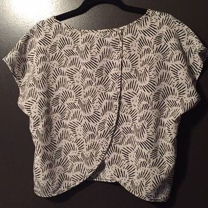 FOREVERE 21 • White split-back top